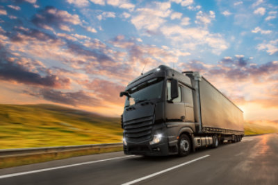 高速道路、貨物輸送の概念上のコンテナーとトラック